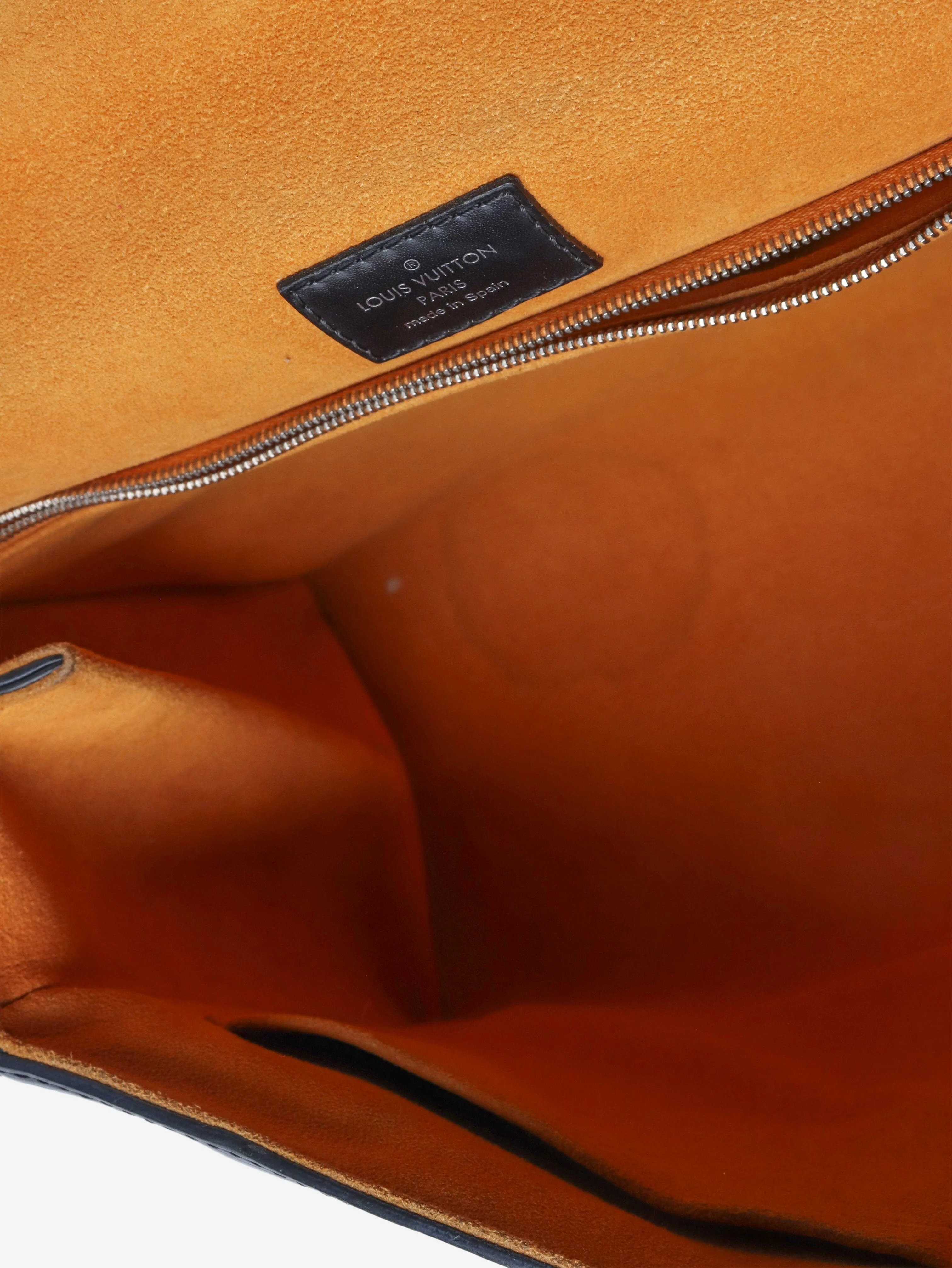 2019 Black Epi leather shoulder bag - Image 8