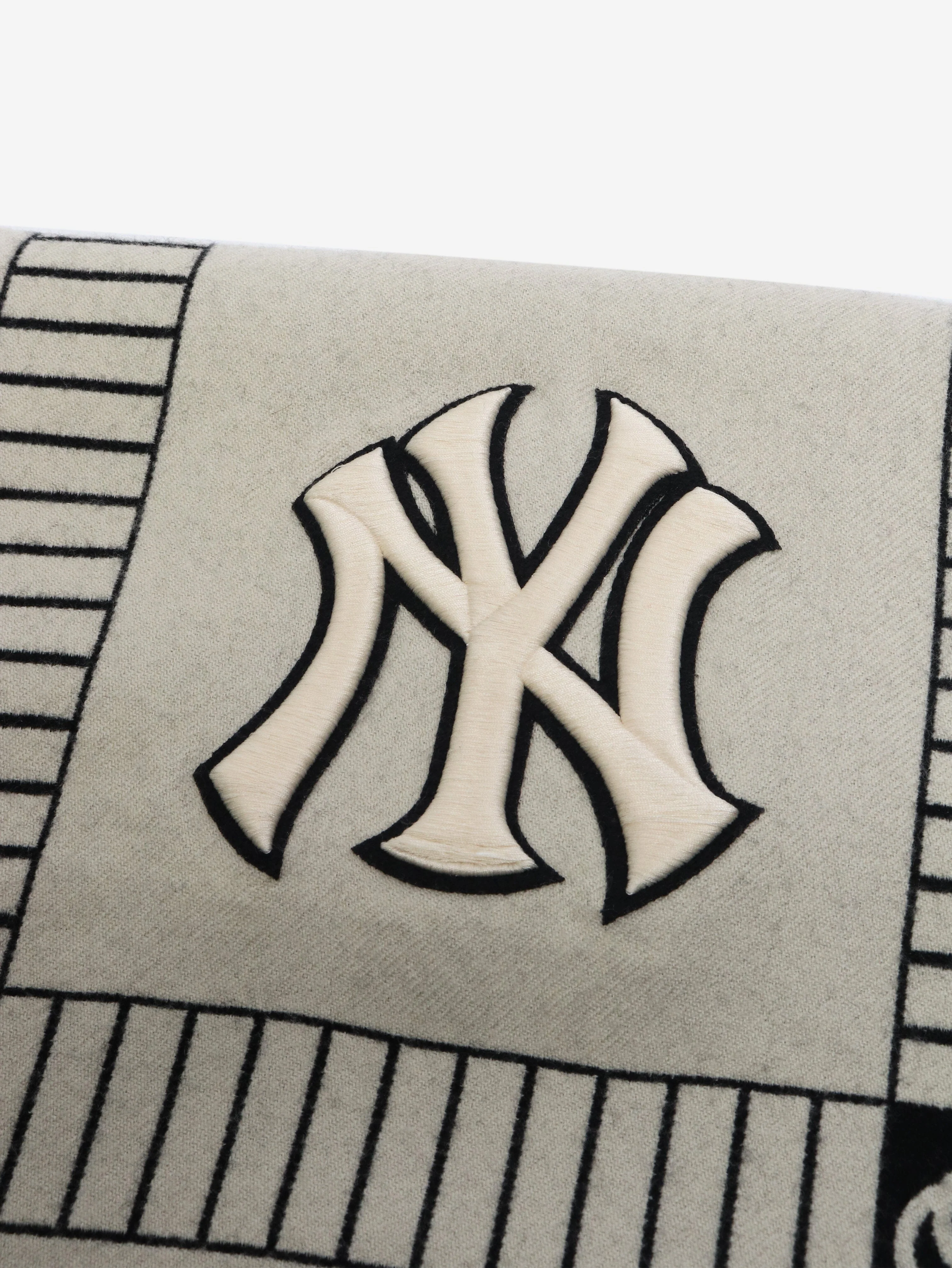 Black and ivory FW18 MLB New York Yankees scarf - Image 3