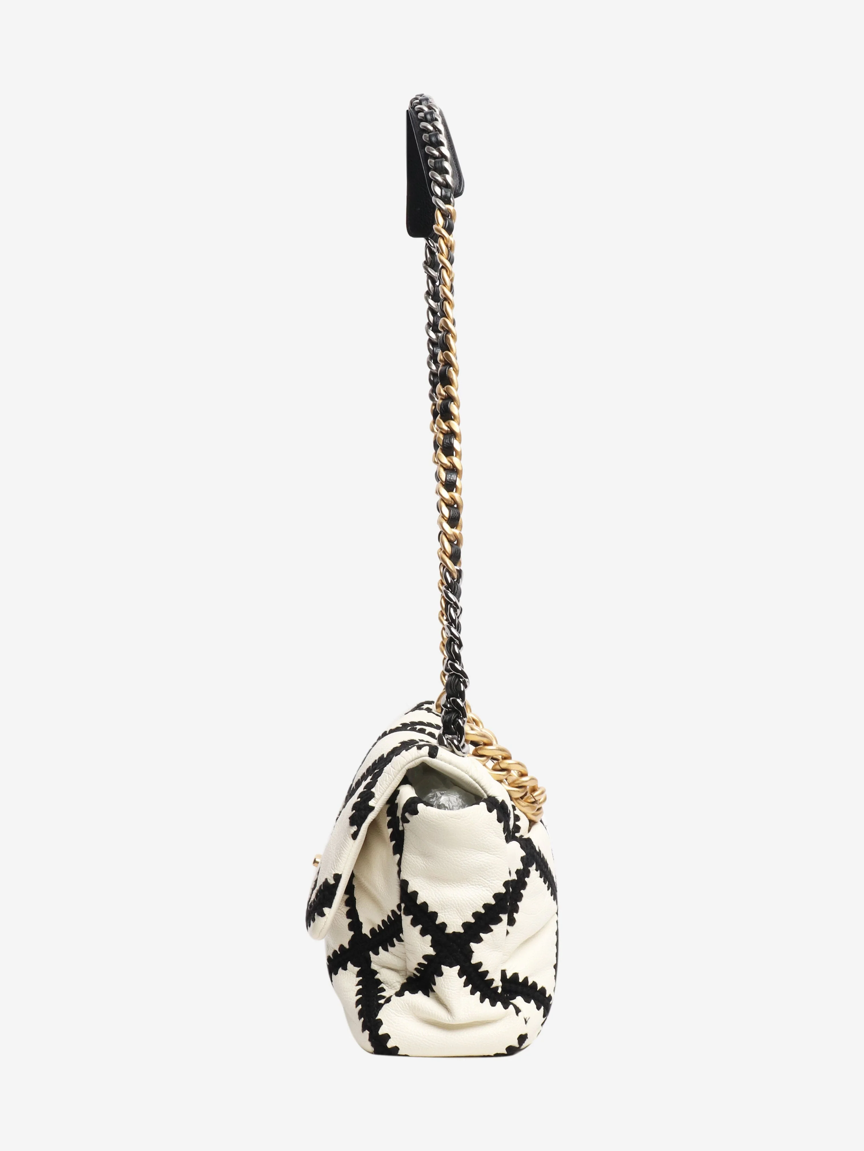 Black and white 2020 crochet quilted lambskin 19 flap shoulder bag - Image 4