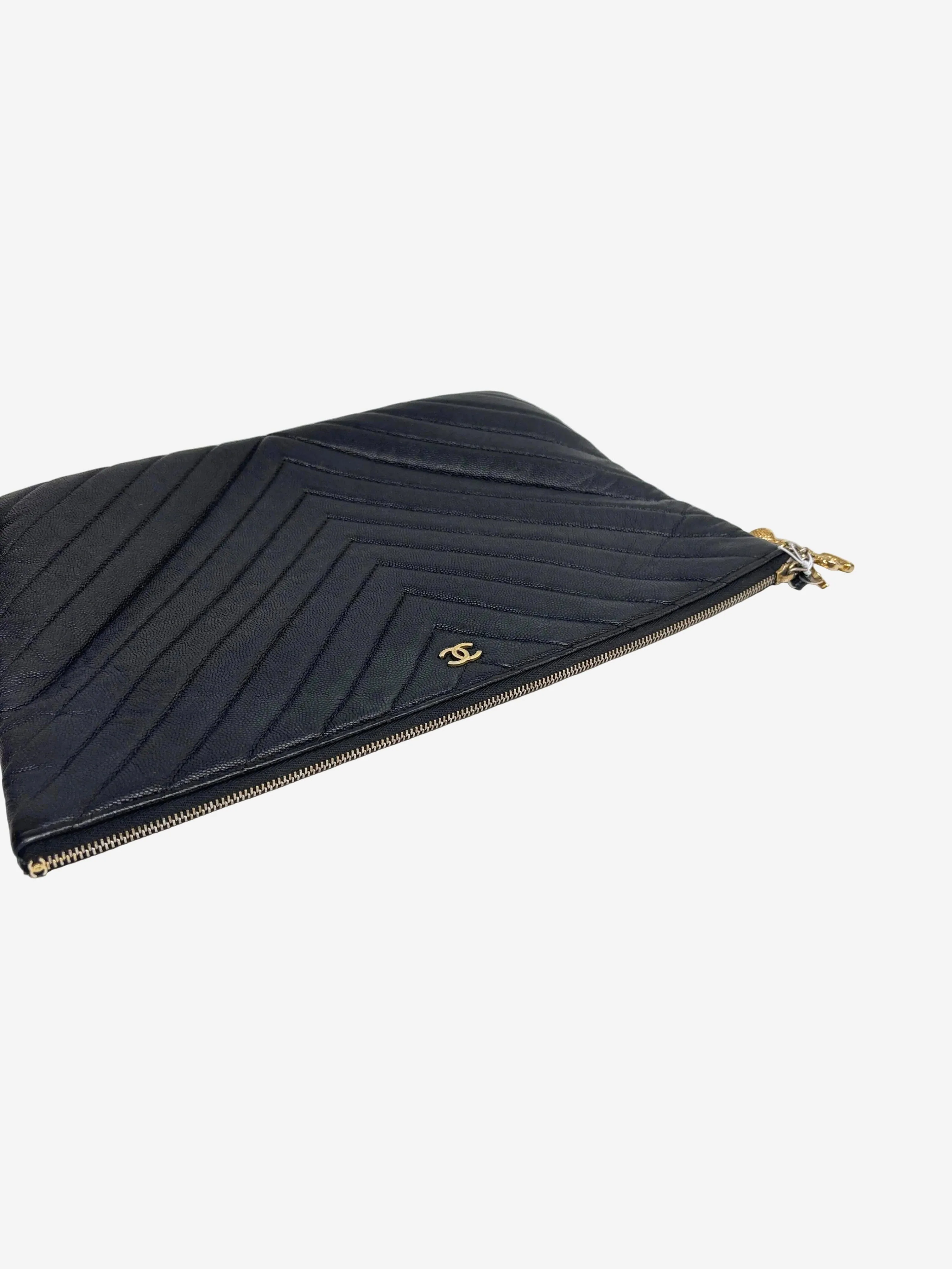 Black 2018 caviar chevron-quilted laptop case - Image 4