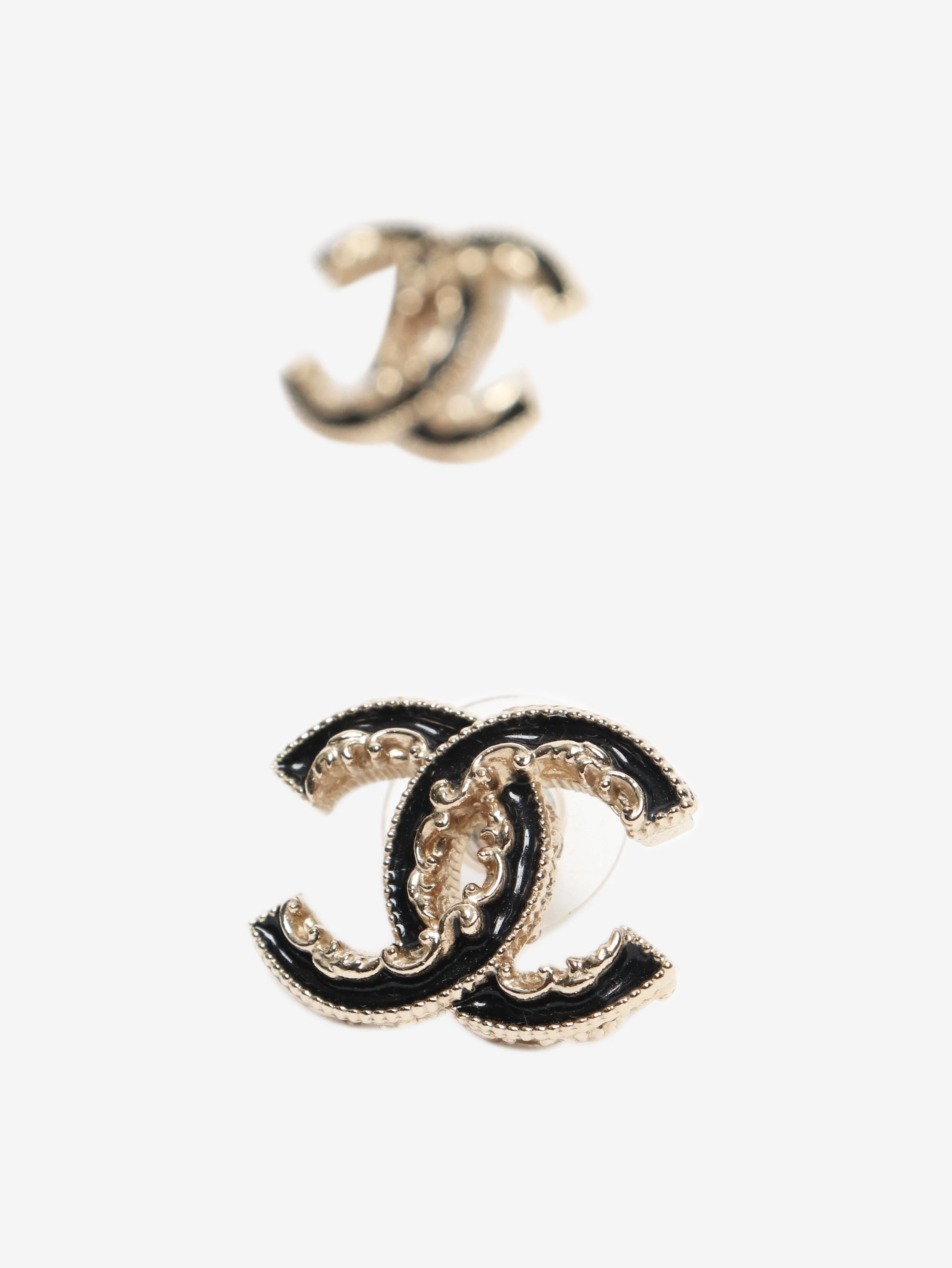 Gold and black CC chain-detail stud earrings - Image 3