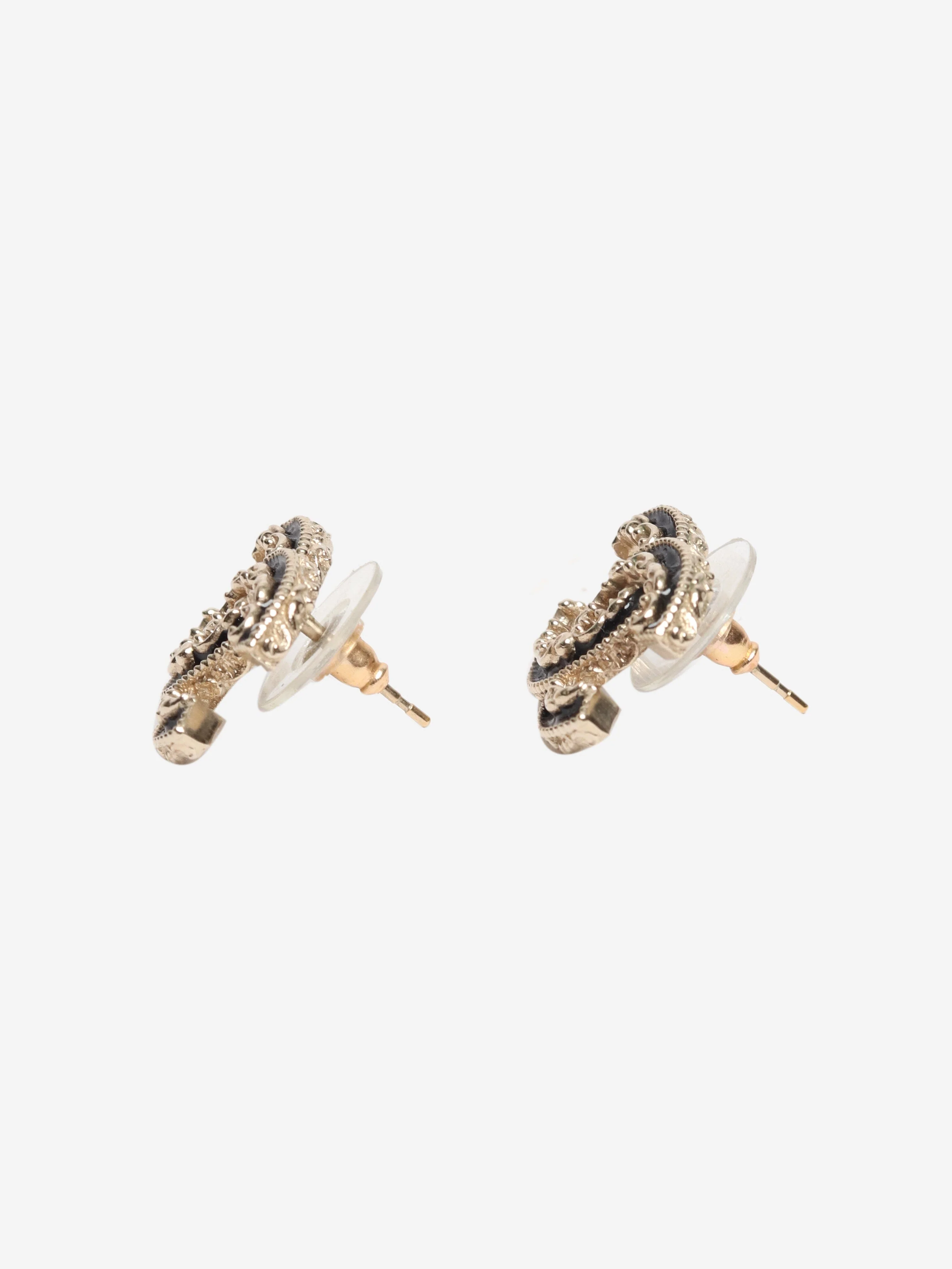 Gold and black CC chain-detail stud earrings - Image 4