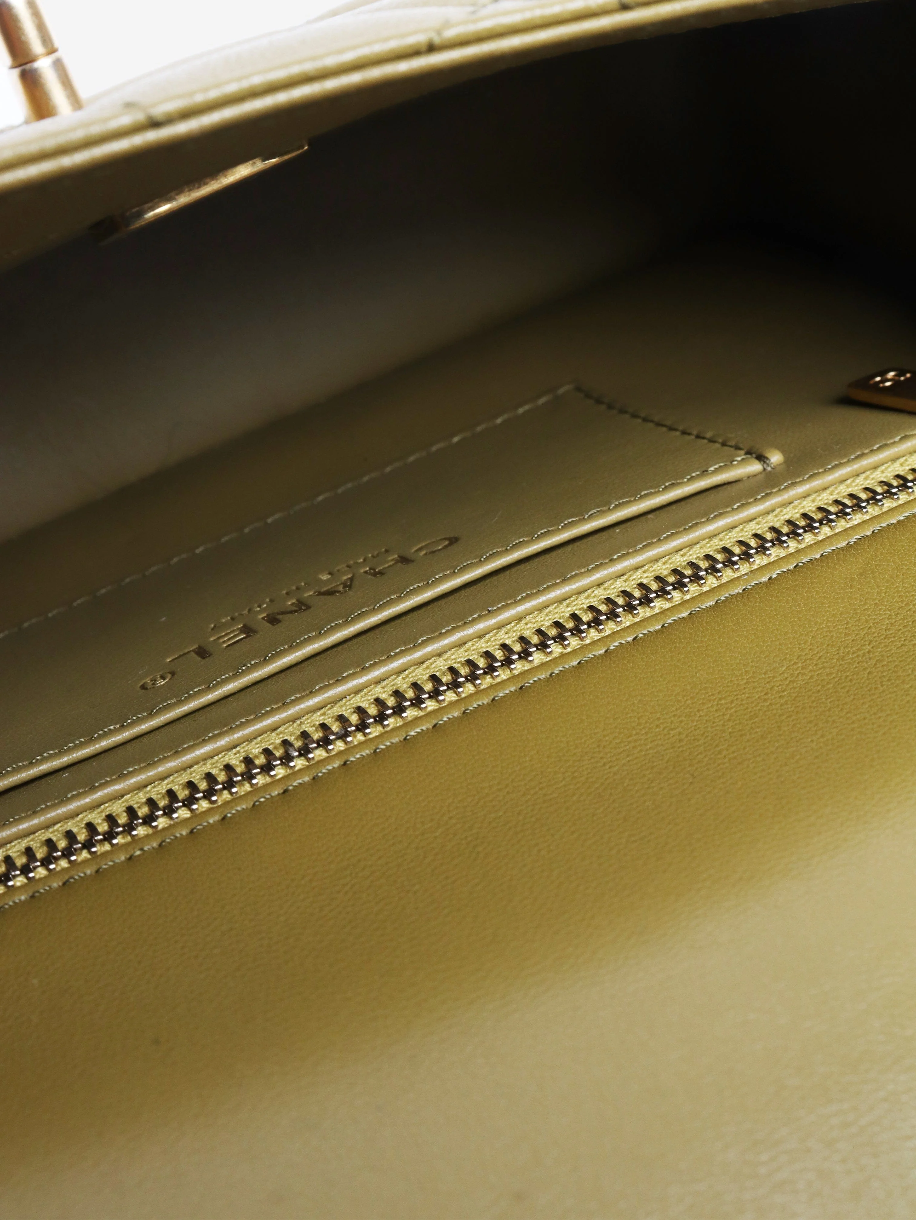 Olive green lambskin flap bag with a wooden handle - Image 7