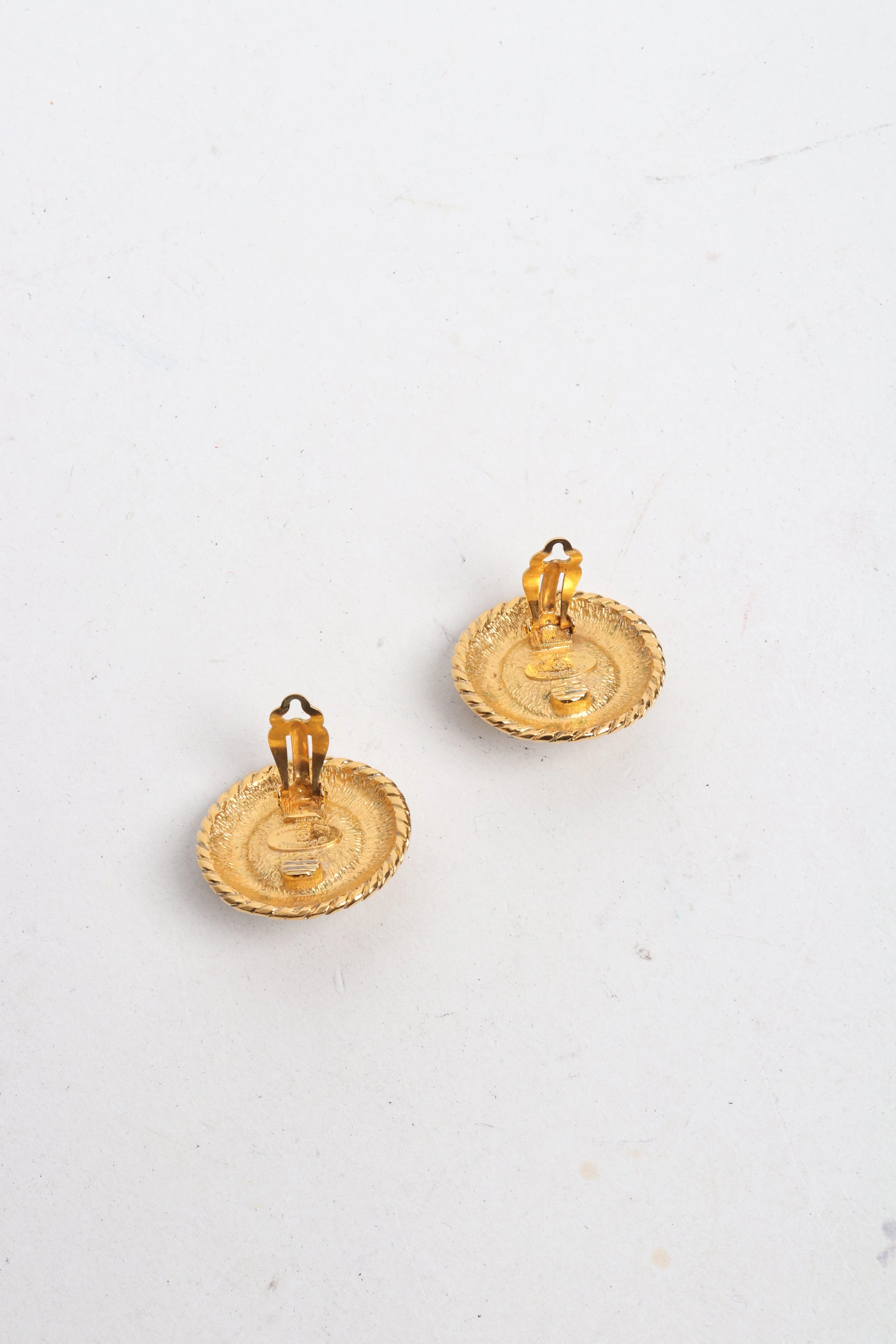 Gold faux-pearl large vintage clip on earrings - Image 3