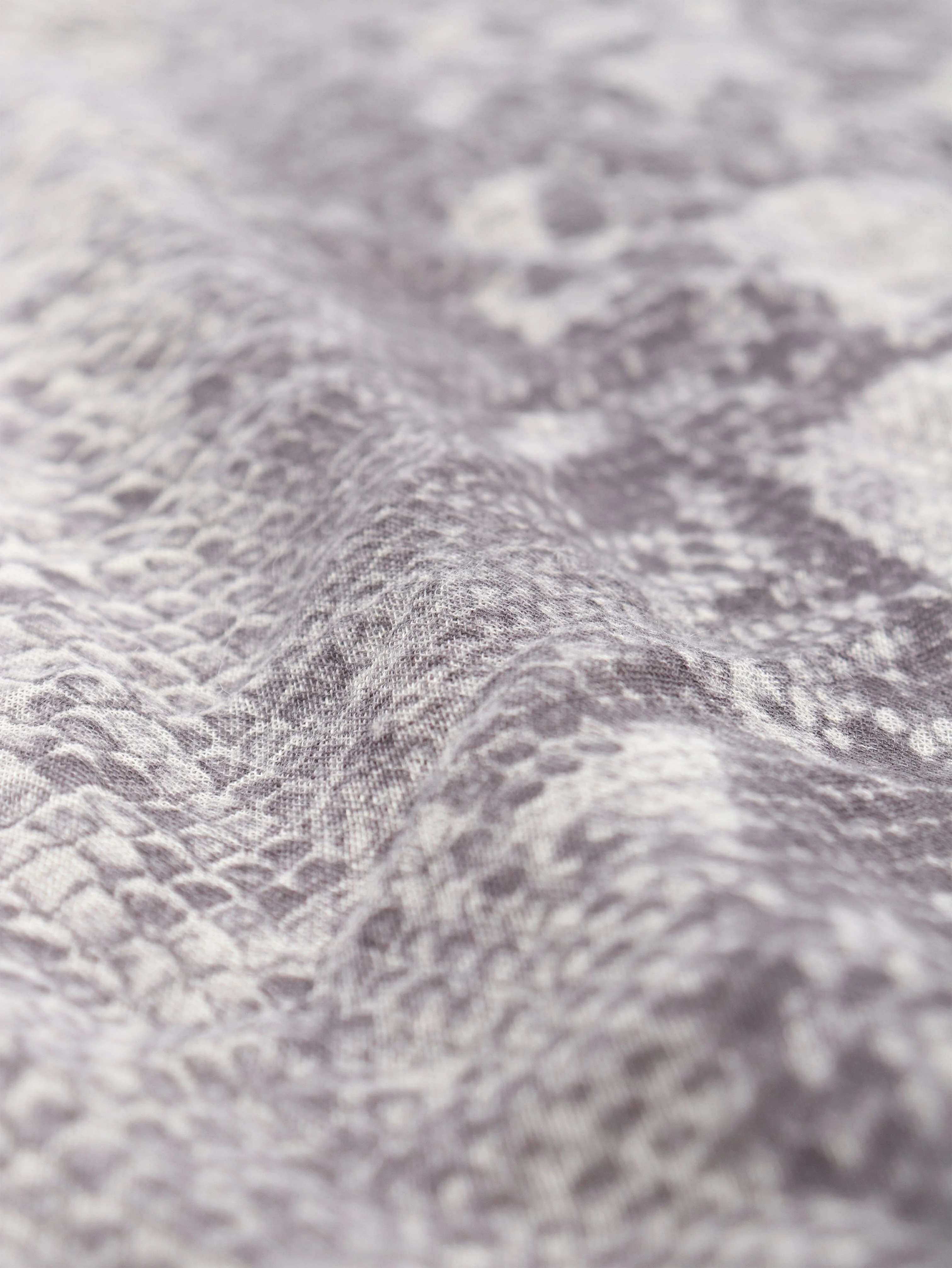 Grey large snake-print scarf - Image 4